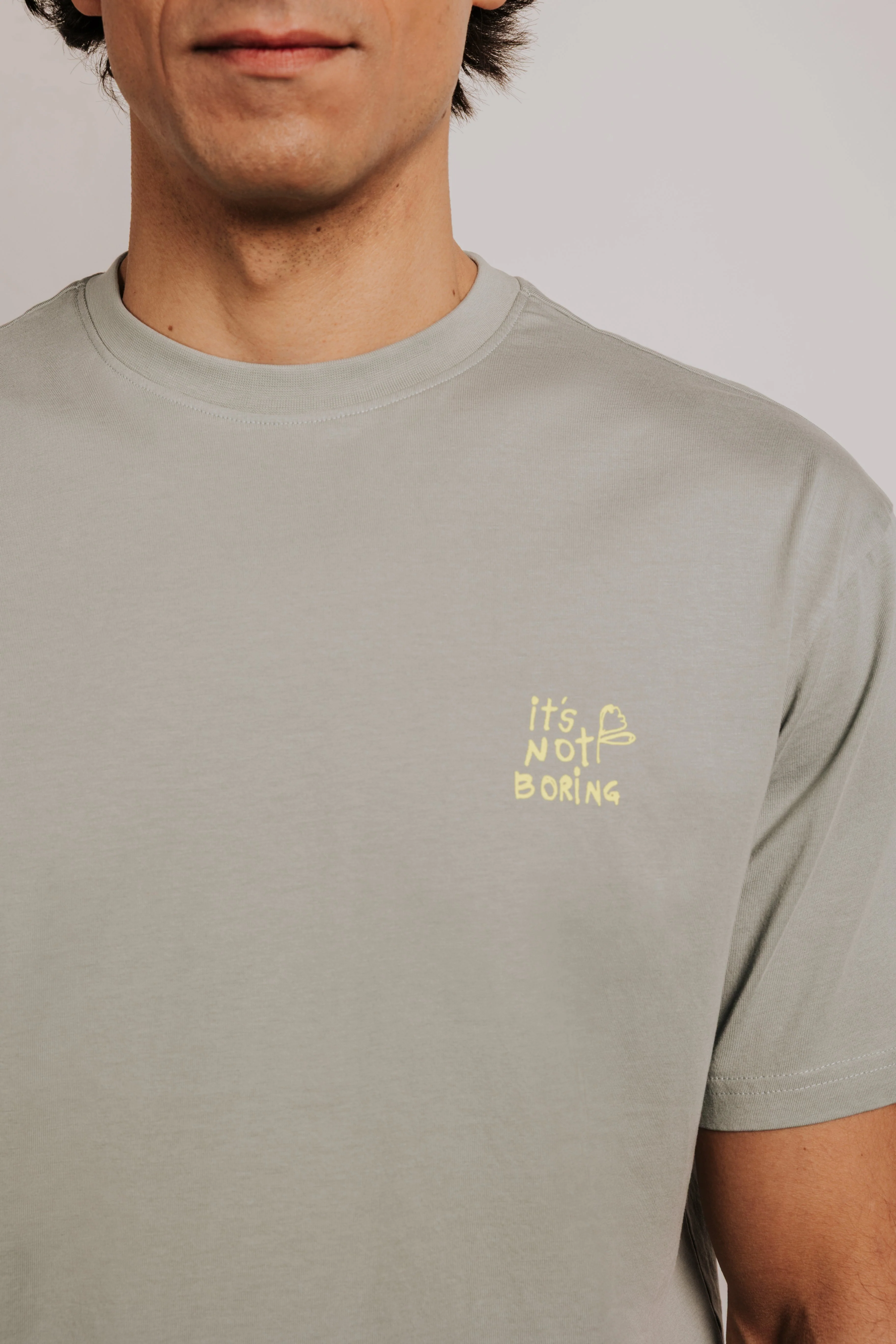 Camiseta confort 'It's not boring' - Image 3