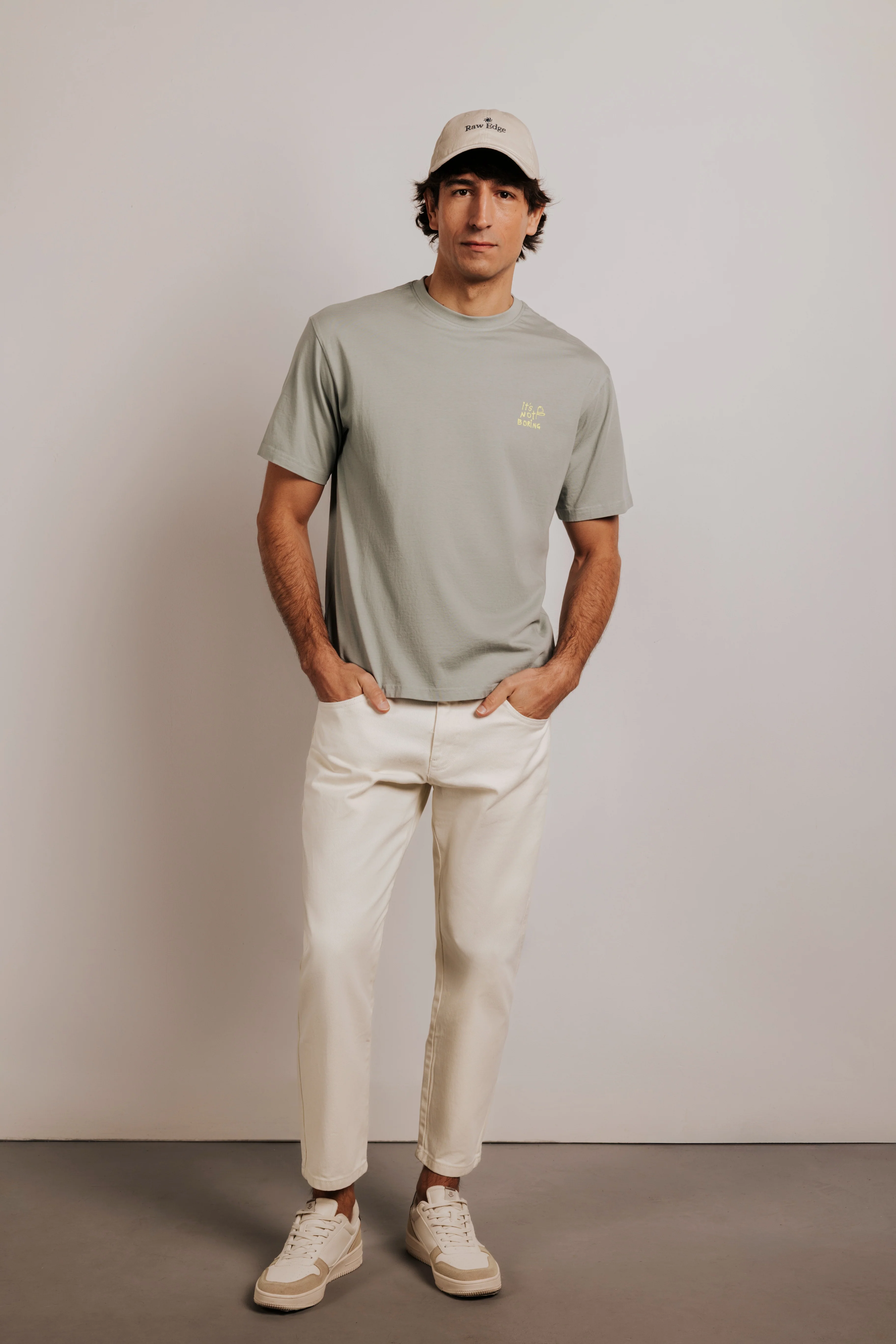 Camiseta confort 'It's not boring' - Image 5