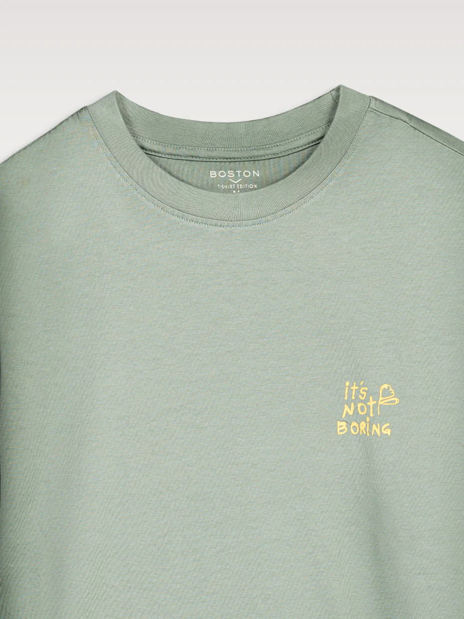 Camiseta confort 'It's not boring' - Image 7