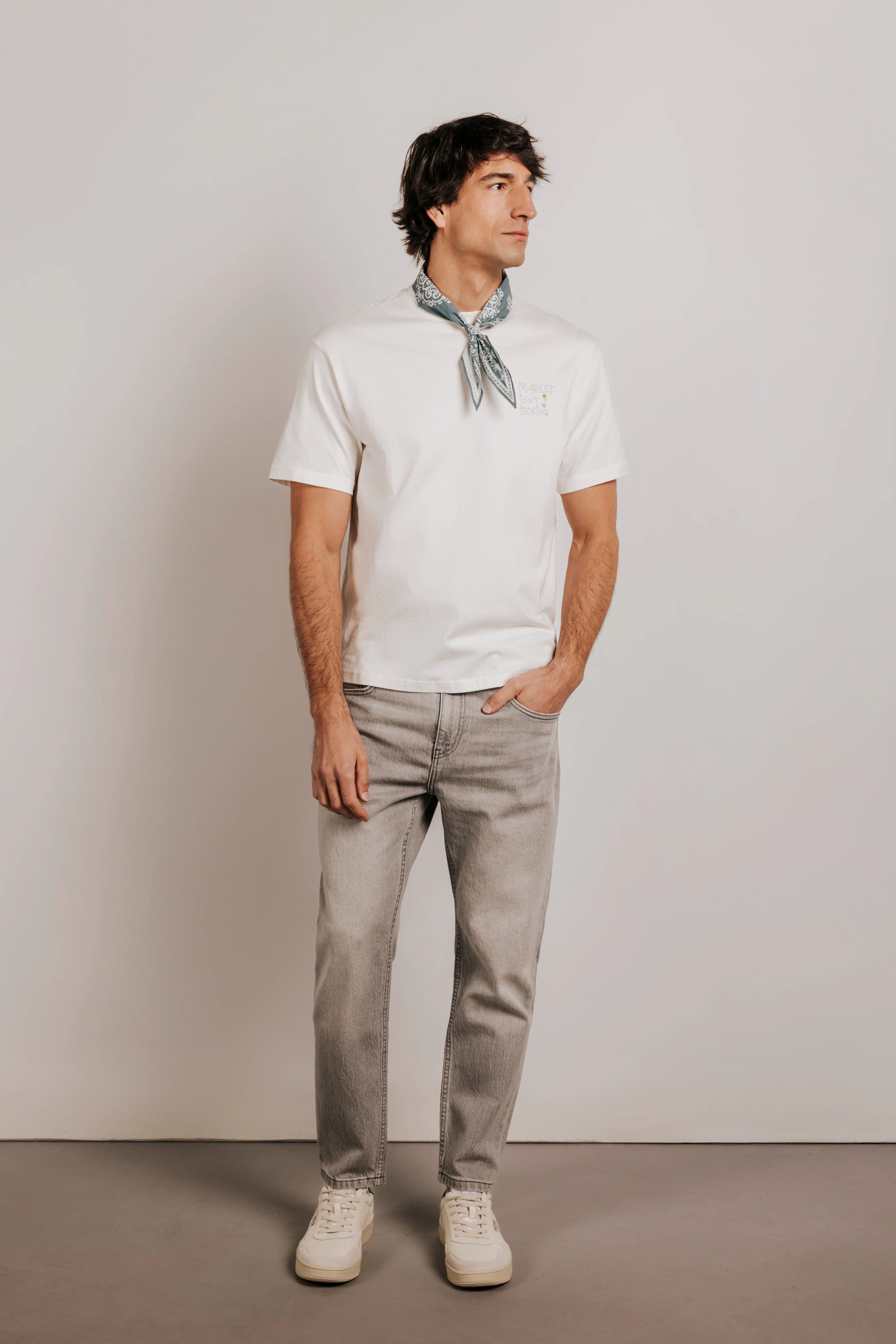 Camiseta confort "Market isn't boring" - Image 4