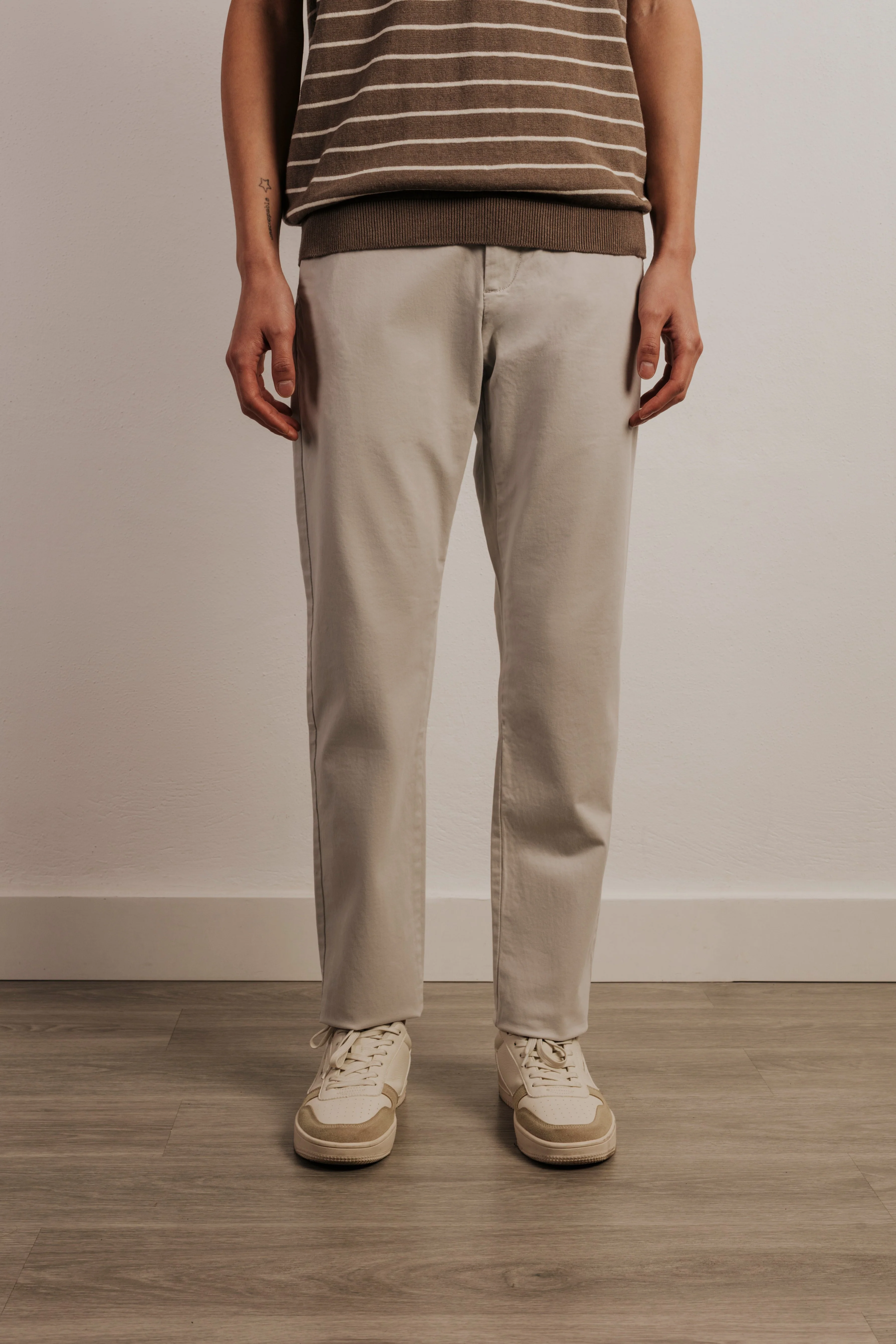 Pantalón chino slim fit esencial - Image 6