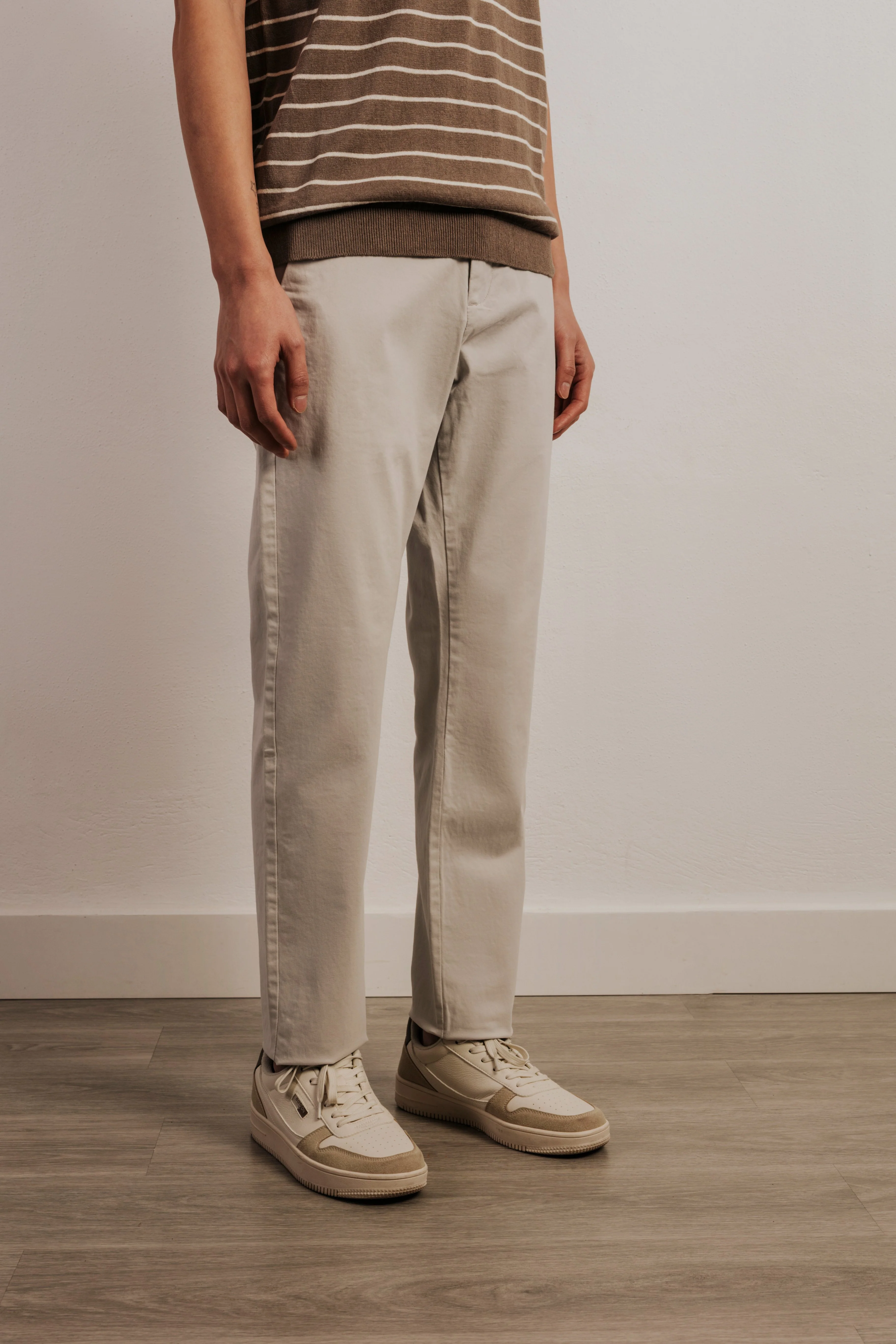 Pantalón chino slim fit esencial - Image 7