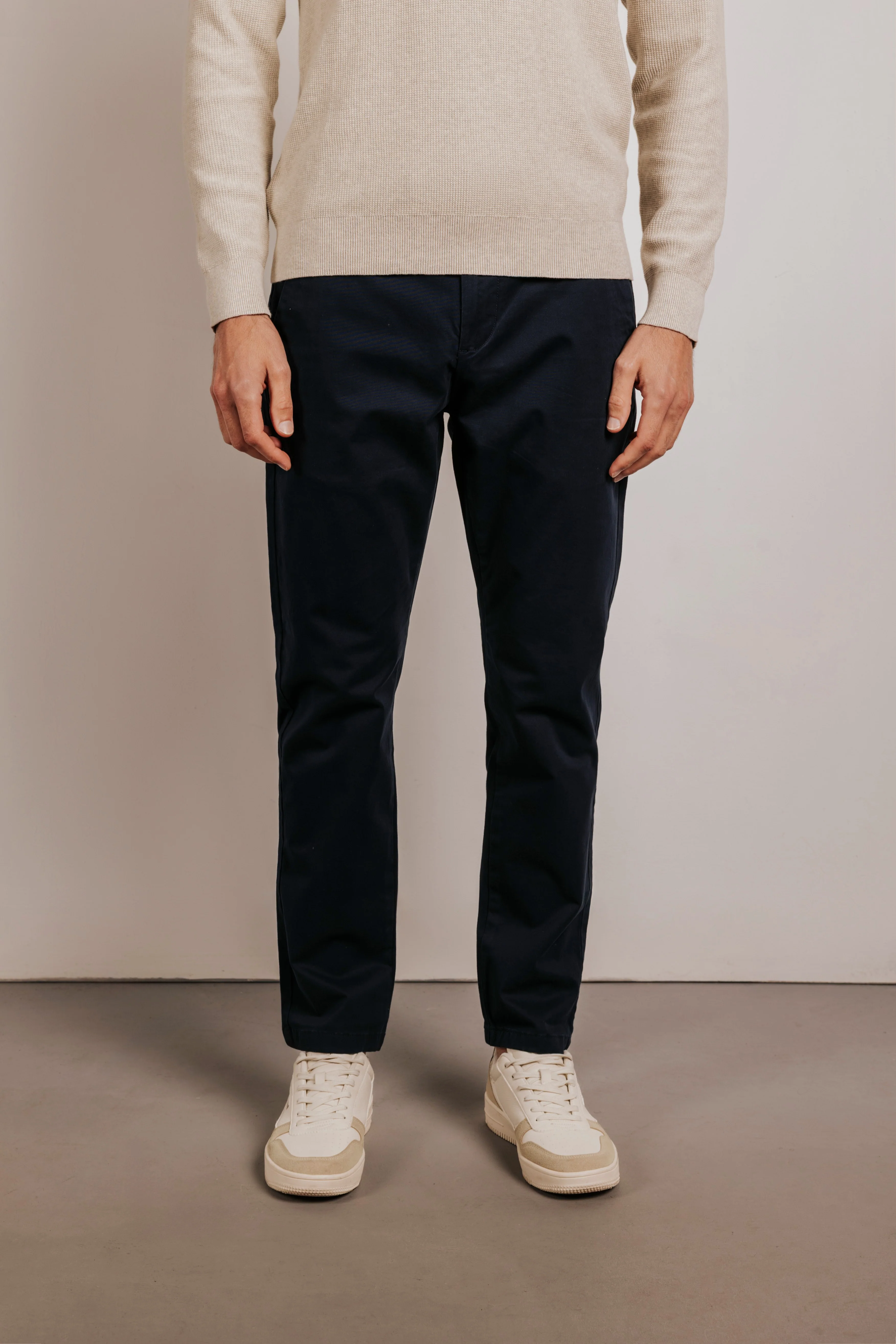 Pantalón chino slim fit esencial - Image 4