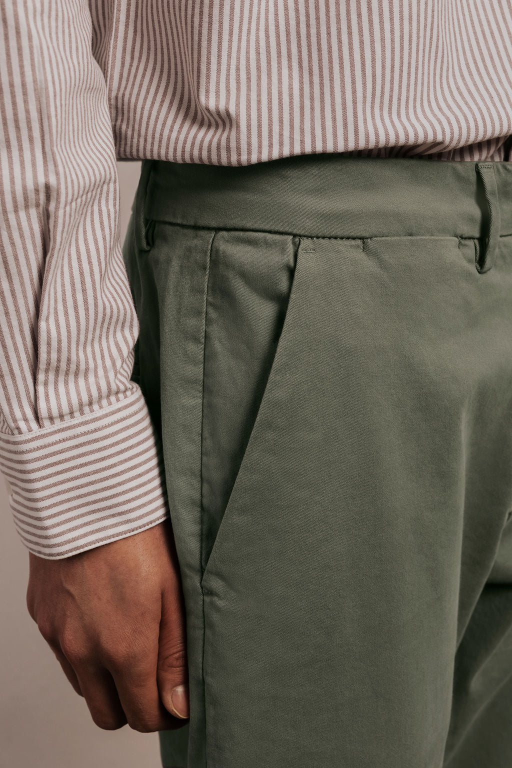 Pantalón chino slim fit esencial - Image 3