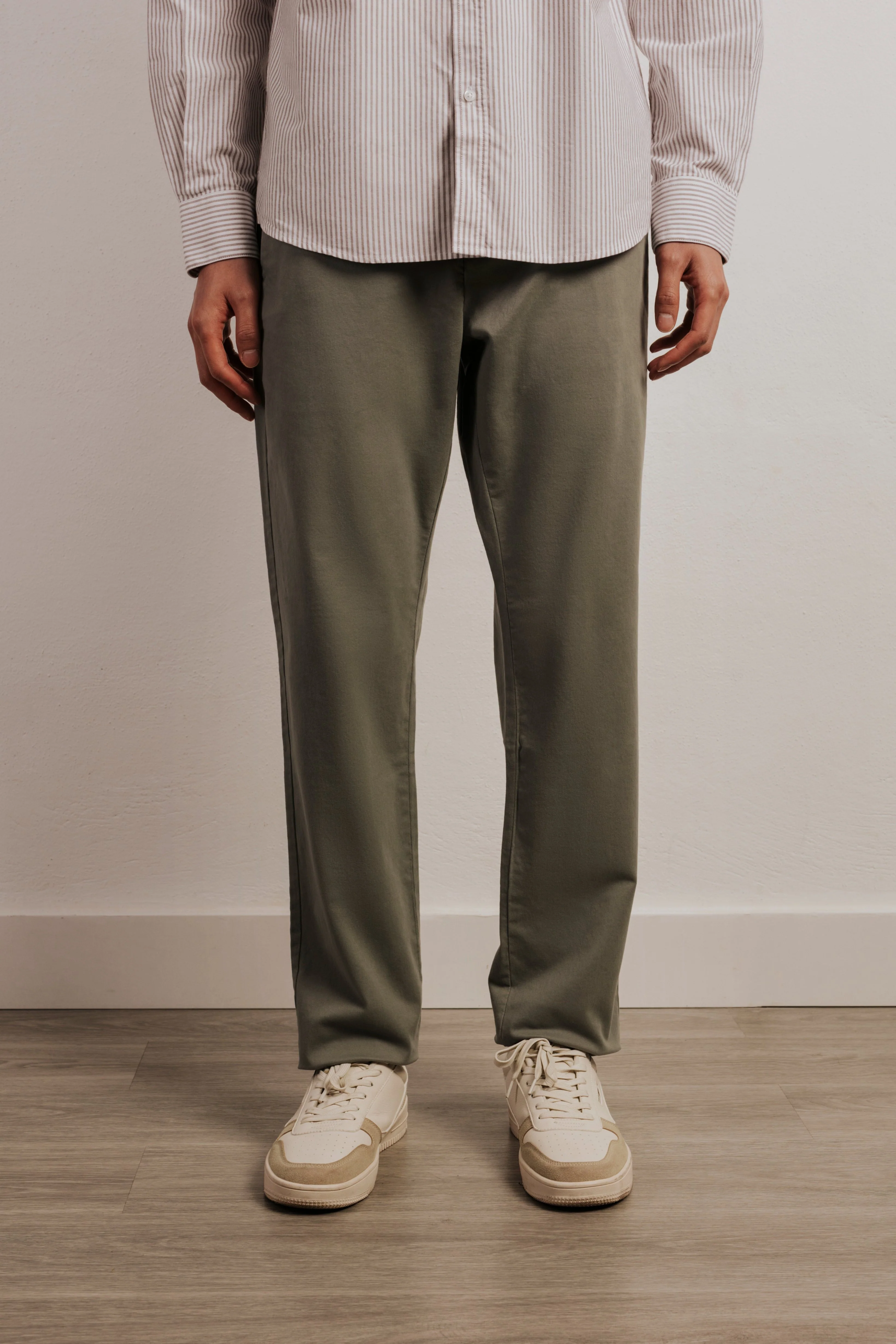 Pantalón chino slim fit esencial - Image 6