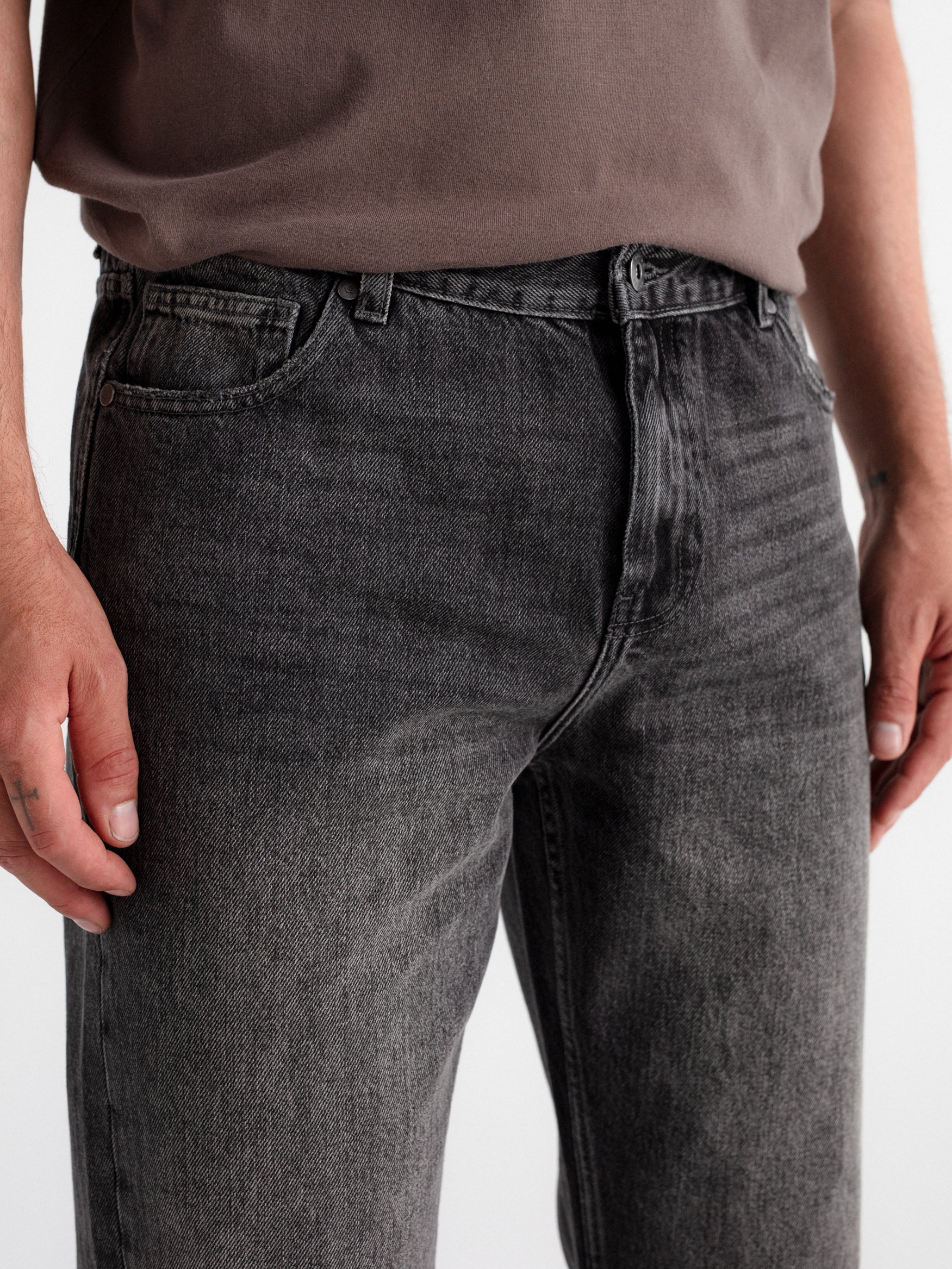 Pantalón tejano tapered - Image 7