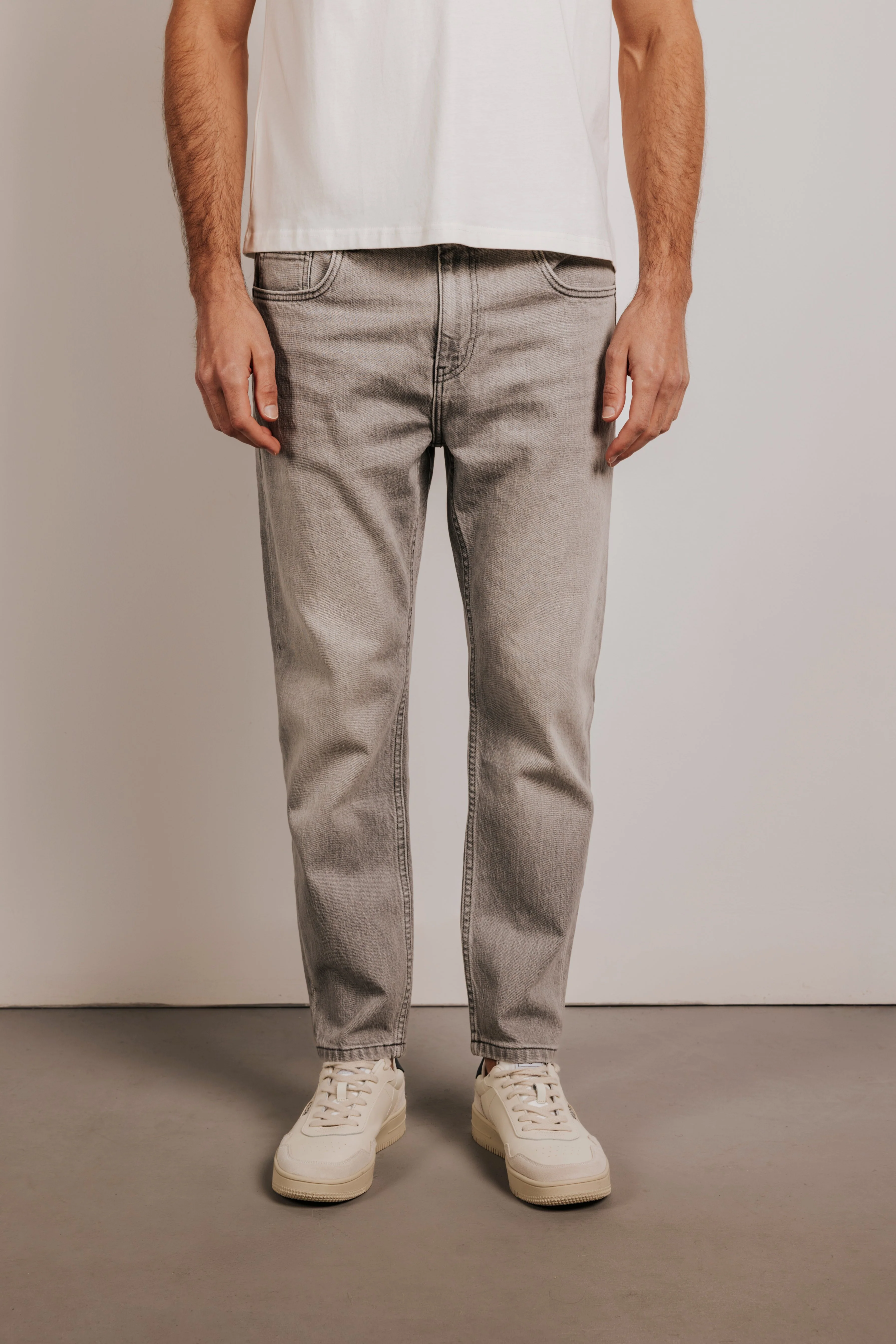 Pantalón tejano tapered - Image 4