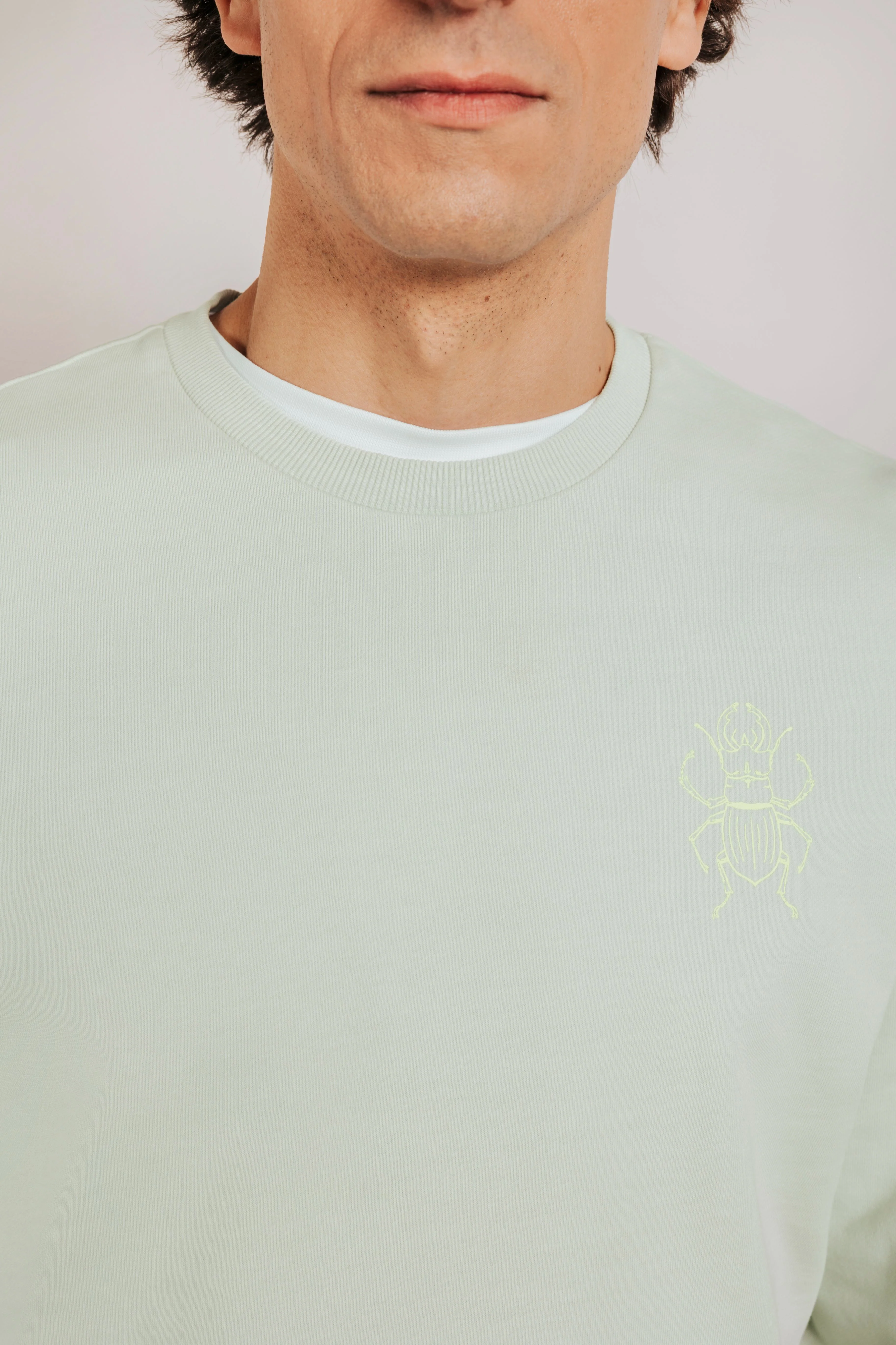 Sudadera confort gráfica escarabajo - Image 3