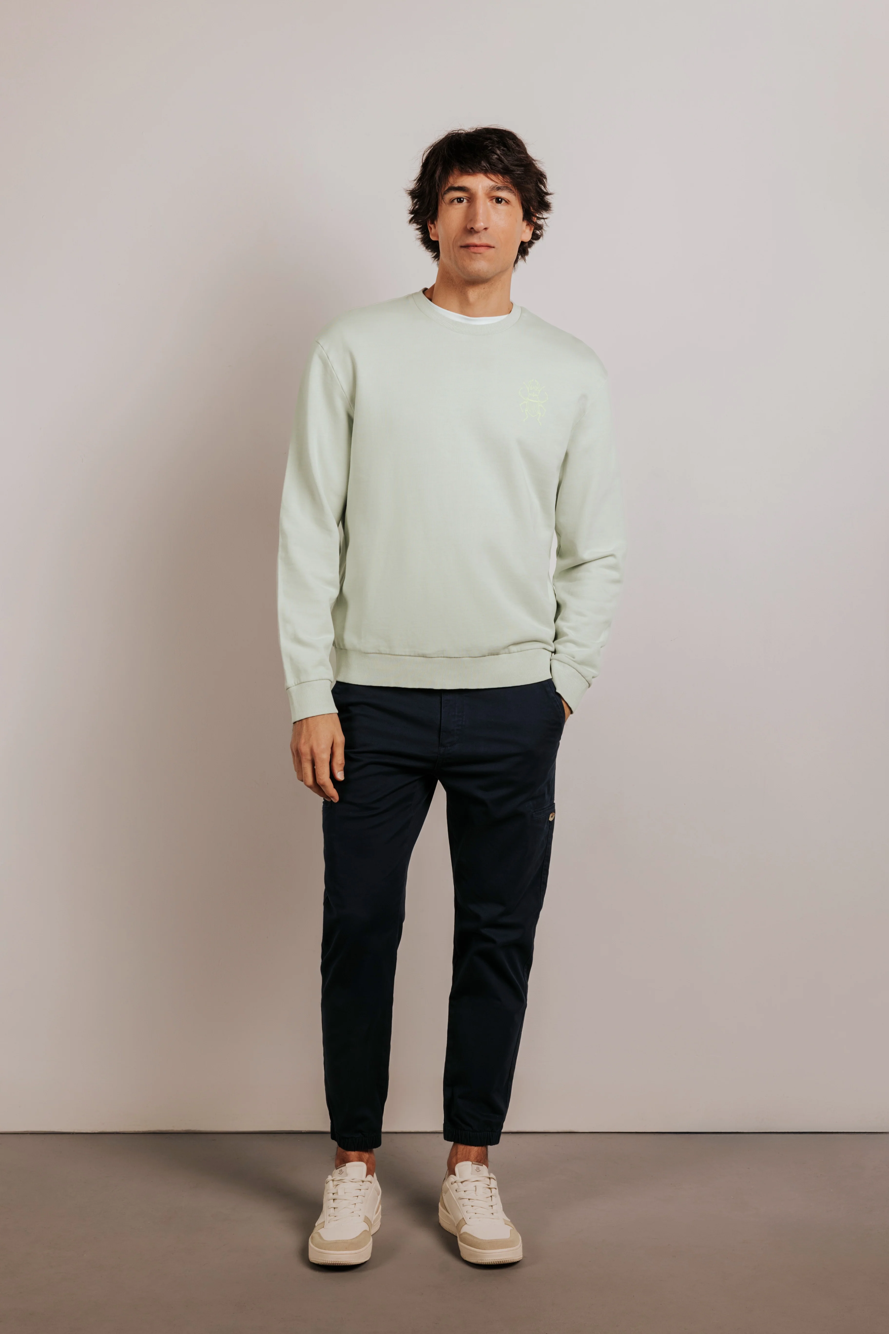 Sudadera confort gráfica escarabajo - Image 4