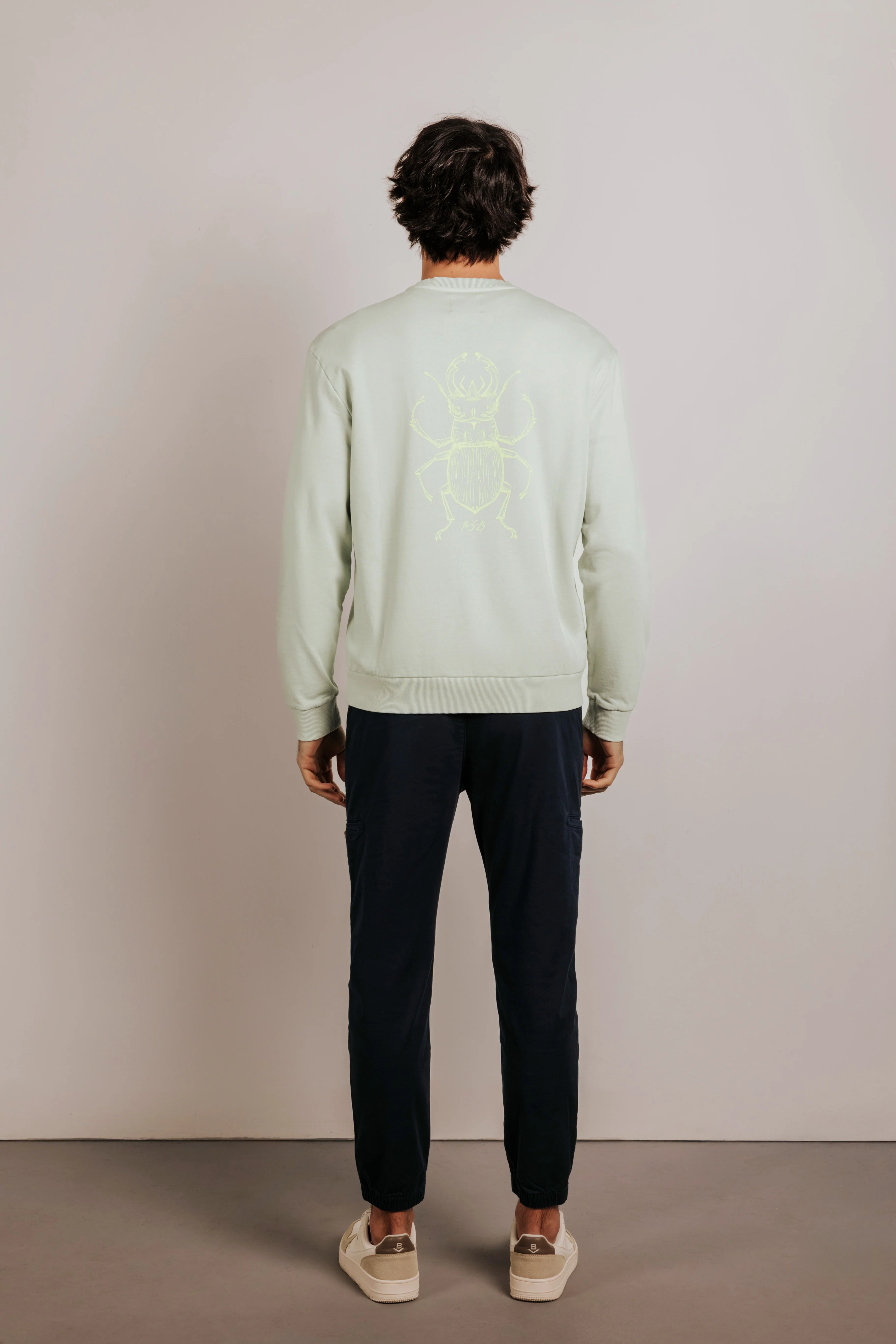 Sudadera confort gráfica escarabajo - Image 5